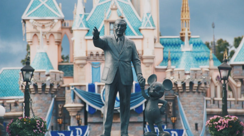 Walt Disney e Topolino a Disneyland in California