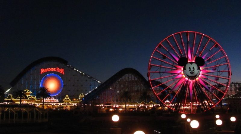 Panorama del Disney California Adventure Park di notte